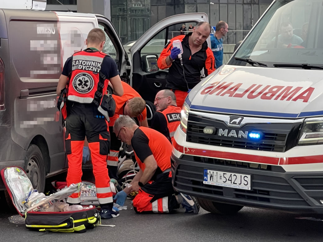 Śmiertelny wypadek w Warszawie. Nie żyje młody mężczyzna, auto prowadził jego teść