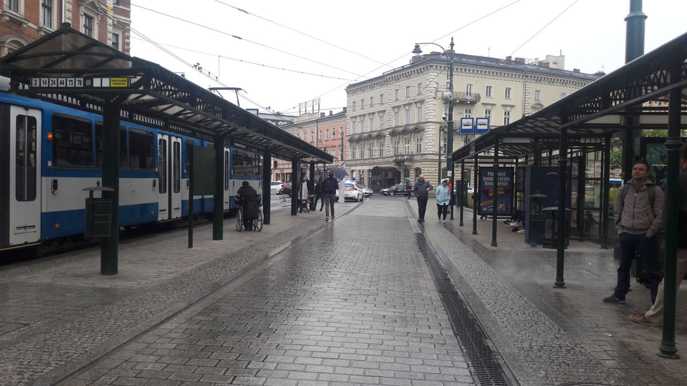 Wypadek w centrum Krakowa. "Konsularne" BMW potrąciło rowerzystę