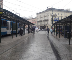 Wypadek w centrum Krakowa. Konsularne BMW potrąciło rowerzystę