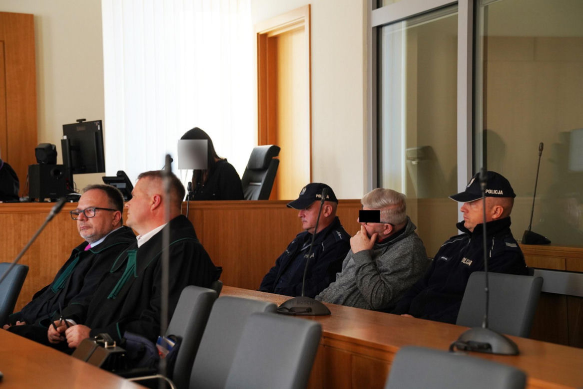Ksiądz Mirosław porąbał siekierą i podpalił starego znajomego?! W sądzie szok: "mam dziecko"