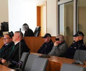 Ksiądz Mirosław porąbał siekierą i podpalił starego znajomego?! W sądzie szok: mam dziecko