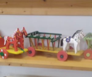 Wystawa  drewnianych zabawek w GOK Jeleśnia