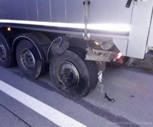 Dramat na A1. Osobówka zmiażdżona jak metalowa puszka, 26-letni kierowca walczy o życie