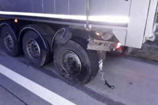 Dramat na A1. Osobówka zmiażdżona jak metalowa puszka, 26-letni kierowca walczy o życie