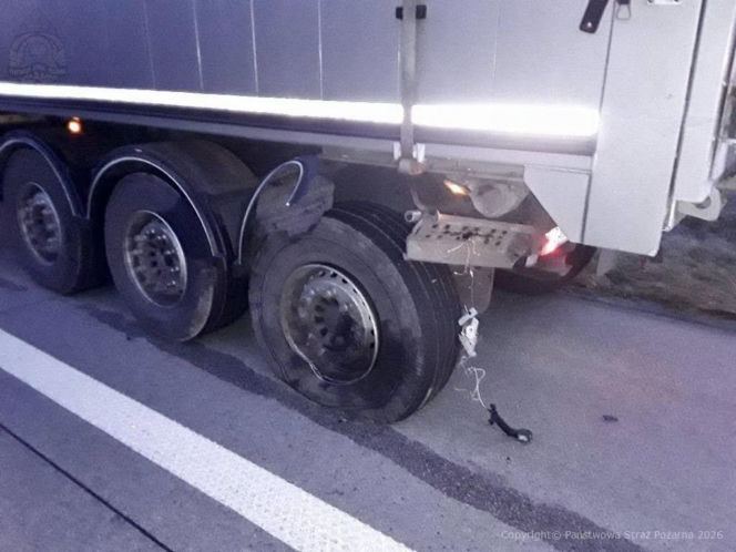 Dramat na A1. Osobówka zmiażdżona jak metalowa puszka, 26-letni kierowca walczy o życie