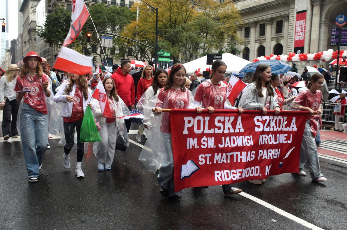 Deszcz ich nie zatrzymał. Te zdjęcia Parady Pułaskiego przejdą do historii