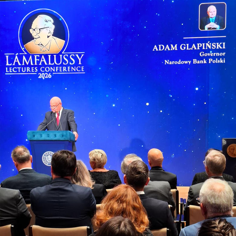 Prezes NBP Adam Glapiński z nagrodą "Lámfalussy Award"