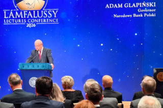 Prezes NBP Adam Glapiński z nagrodą Lámfalussy Award
