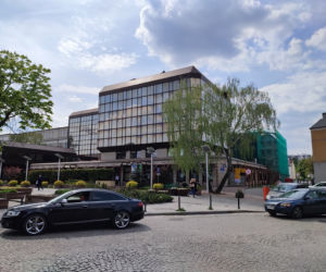 Oryginalny biurowiec w centrum Kielc w remoncie