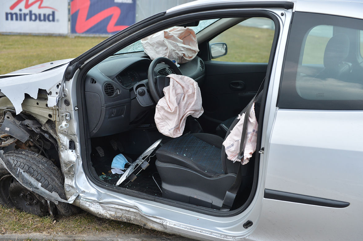 Wypadek na Gocławiu. Mężczyzna uwięziony w aucie! 