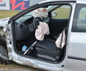 Wypadek na Gocławiu. Mężczyzna uwięziony w aucie! 
