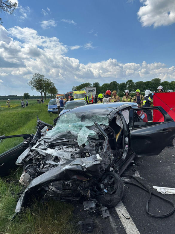 Śmiertelny wypadek na DK12 pod Opocznem. Nie żyje młoda kobieta. W zderzeniu kilku pojazdów brała udział więźniarka [ZDJĘCIA].