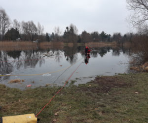 Pokaz akcji ratowniczej na lodzie