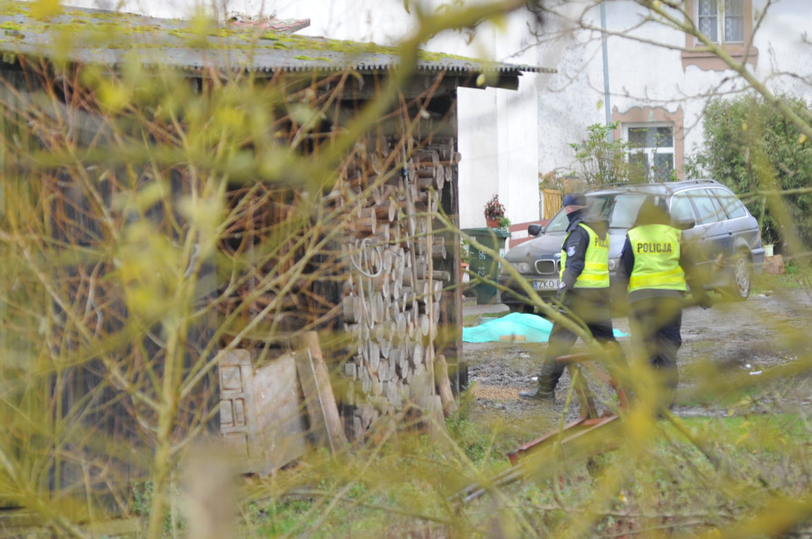 Rzucił się na policjantów z nożami, zastrzelili go