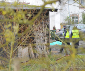 Rzucił się na policjantów z nożami, zastrzelili go