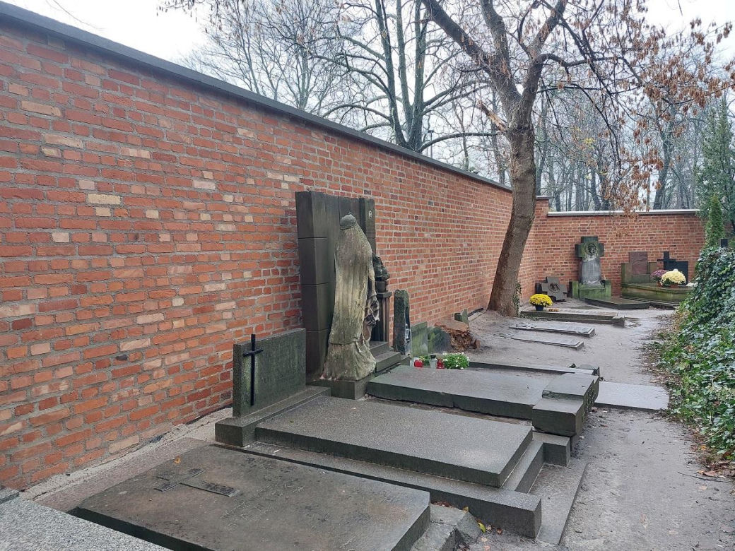 Nagrobki po wewnętrznej stronie muru 
