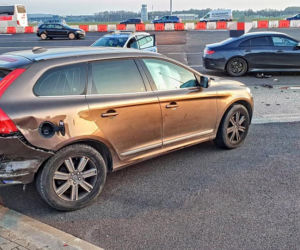 Zmiażdżony samochód na autostradzie A4