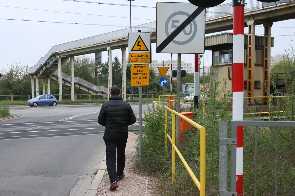 Na skrzyżowaniu ul. Radzymińskiej z ul. Naczelnikowską brakuje przejścia dla pieszych. Czy udręka mieszkańców kiedyś się skończy?