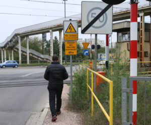 Na skrzyżowaniu ul. Radzymińskiej z ul. Naczelnikowską brakuje przejścia dla pieszych. Czy udręka mieszkańców kiedyś się skończy?