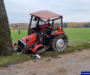 Zderzenie dostawczaka z ciągnikiem rolniczym