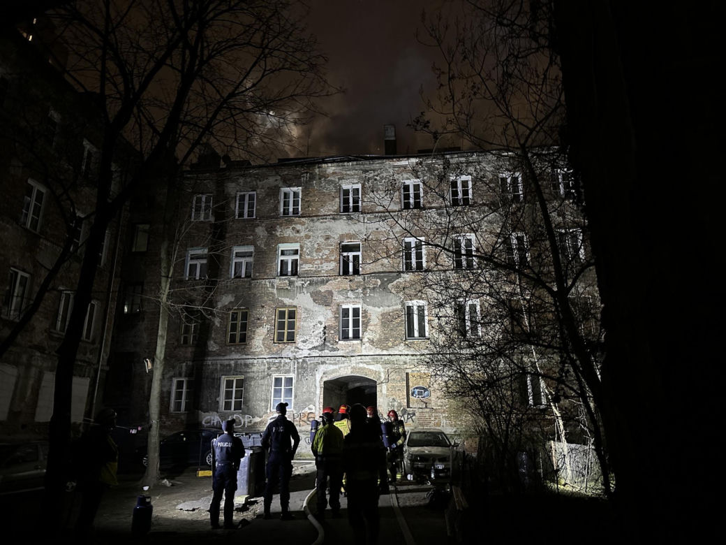 Wielka akcja strażaków w centrum dzielnicy. Stara kamienica zapłonęła jak pochodnia. Ogień było widać z kilku kilometrów