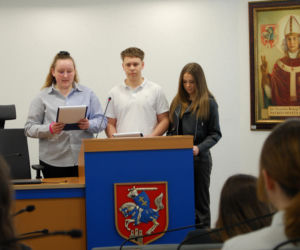 W Siedlcach odbyła się debata uczniów szkół podstawowych pt. „Czy pokolenia potrafią jeszcze ze sobą rozmawiać?”