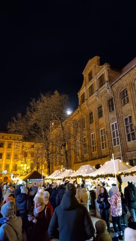 Toruński Jarmark Bożonarodzeniowy wieczorową porą