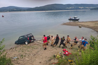 Kierowca utopił samochód w zalewie. Auto wyciągali strażacy