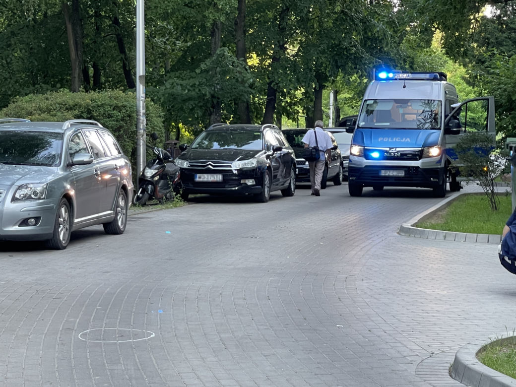 Potrącenie 6-latka na Bemowie. Na miejscu pojawiły się policja i pogotowie