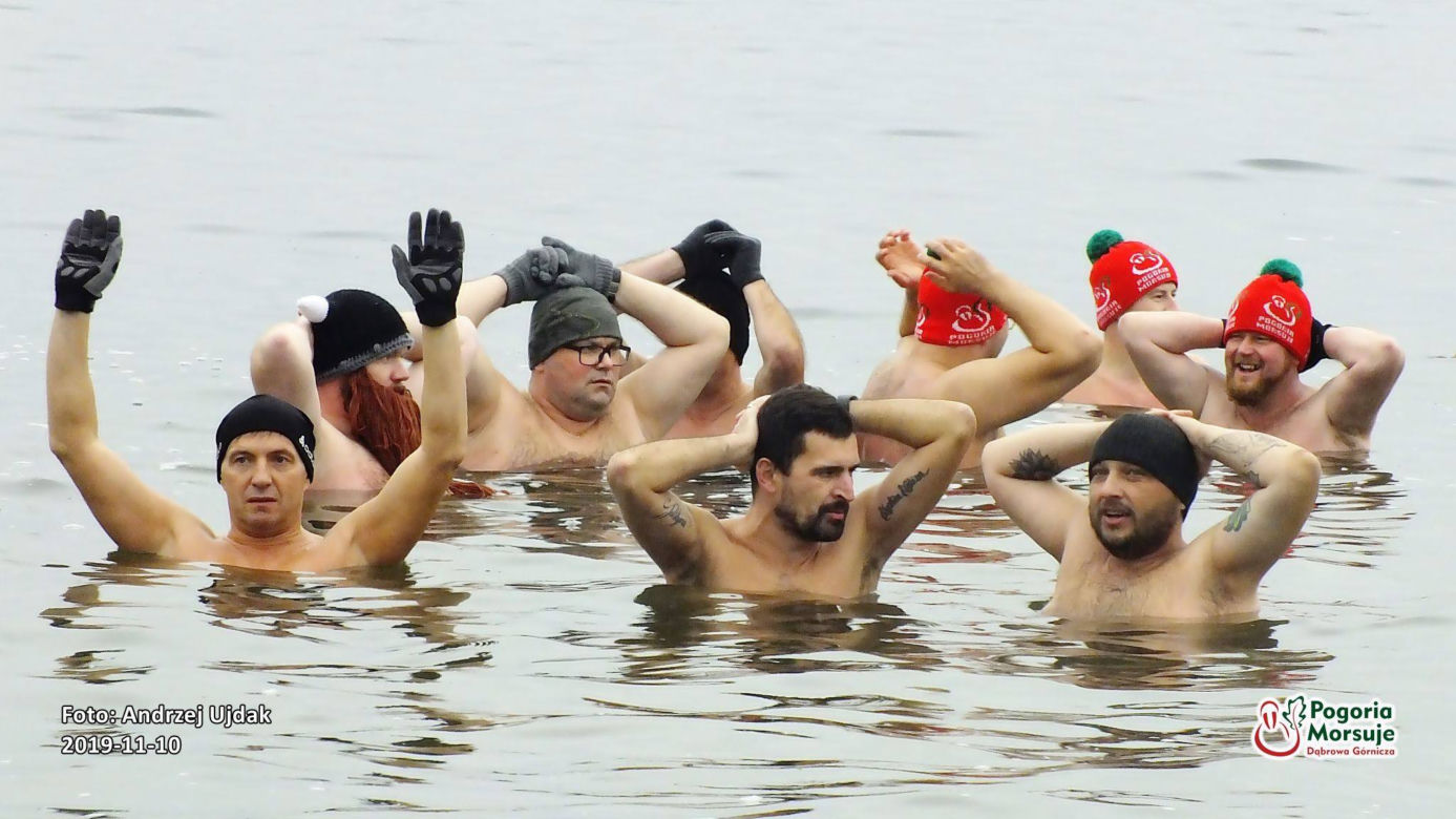 Pogoria Morsuje. Dąbrowskie morsy rozpoczęły sezon i zapraszają do lodowatych kąpieli [ZDJĘCIA, WIDEO]