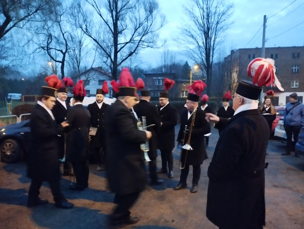 Barbórka 2024. Górnicza orkiestra robi pobudkę na Nikiszowcu