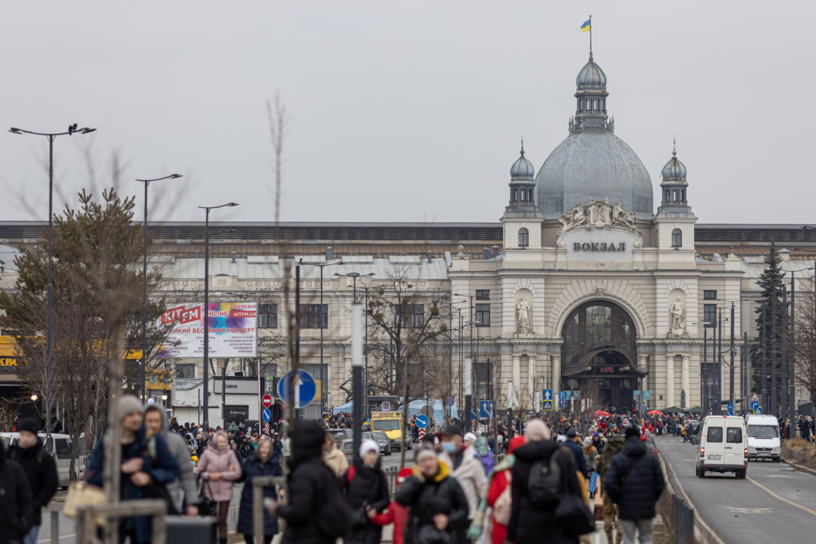 Wojna na Ukrainie. Tłumy uchodźców w Medyce i na dworcu we Lwowie