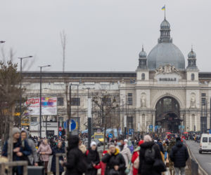 Wojna na Ukrainie. Tłumy uchodźców w Medyce i na dworcu we Lwowie
