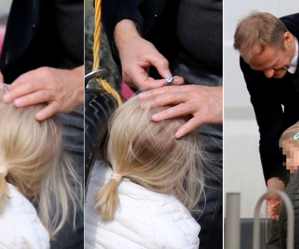 Donald Tusk z wnuczka na placu zabaw