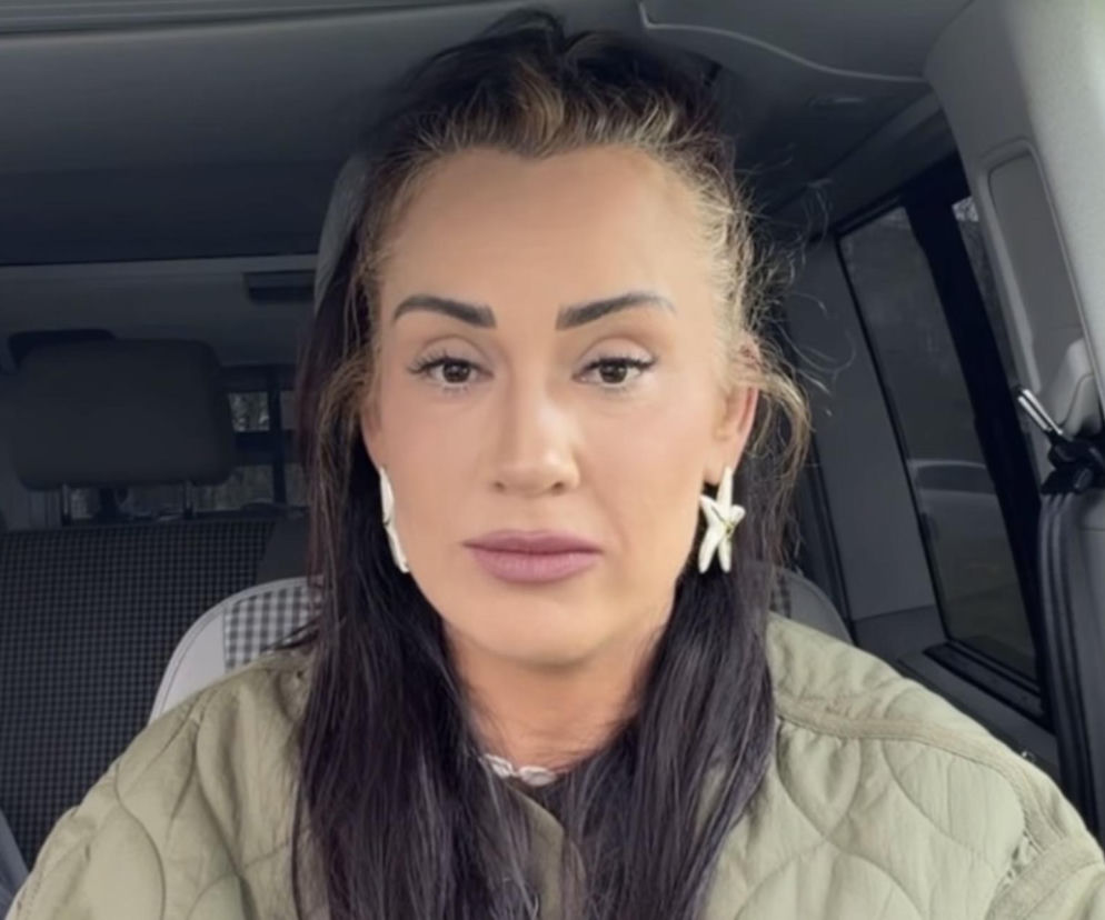 Karolina z programu Farma z prostą miną, w oliwkowej kurtce, siedzi we wnętrzu samochodu, komentując dołączenie męża do show. Jest to dla niej nowa sytuacja, która wywołuje wiele emocji. Więcej o tym, co dzieje się w jej życiu, możesz przeczytać na Super Seriale.