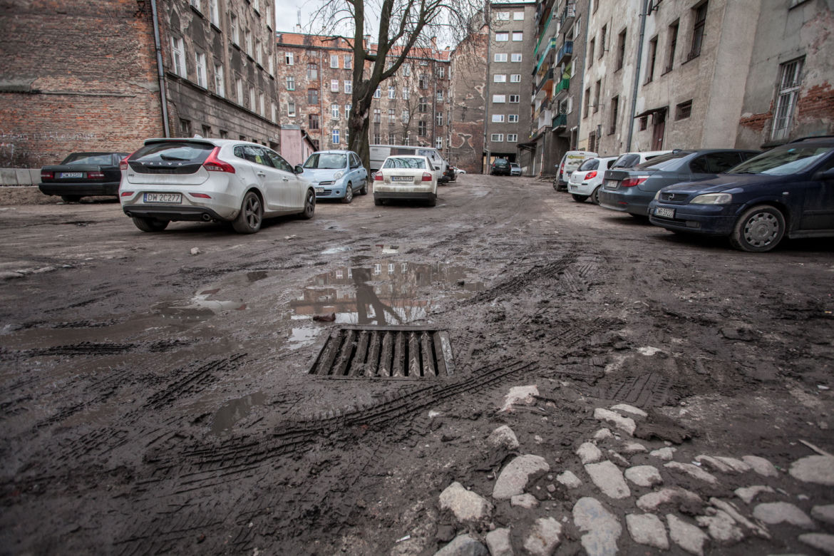 Wyremontowali podwórko z dziwną rzeźbą