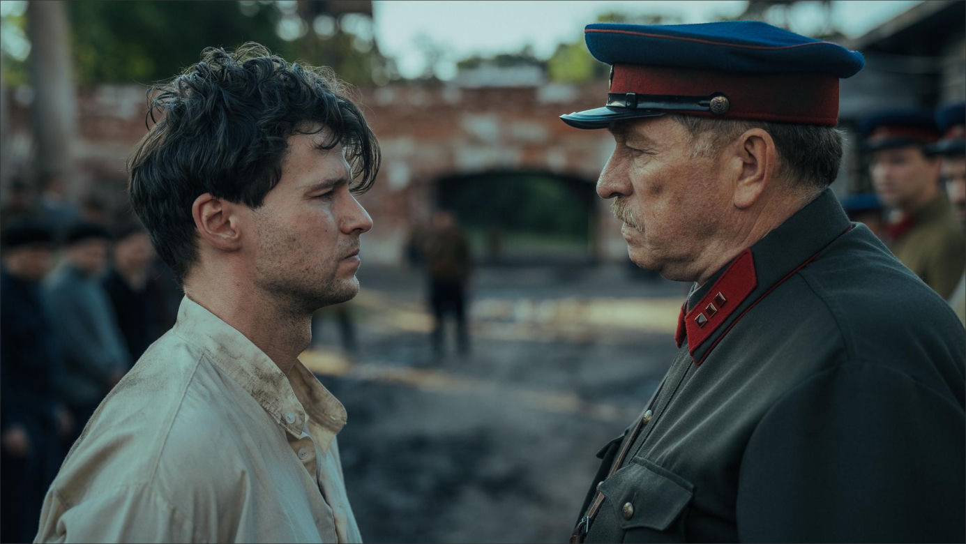 W roli głównej Jakub Gierszał, w obsadzie m.in. Aidan Gillen, Paul Freeman, Julia Pietrucha, Wojciech Mecwaldowski, Anna Próchniak, Mateusz Kościukiewicz, Antoni Pawlicki oraz Tomasz Kot.