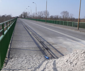 Most w Ostrowie - mieszkańcy łamią zakaz i przekraczają przeprawę