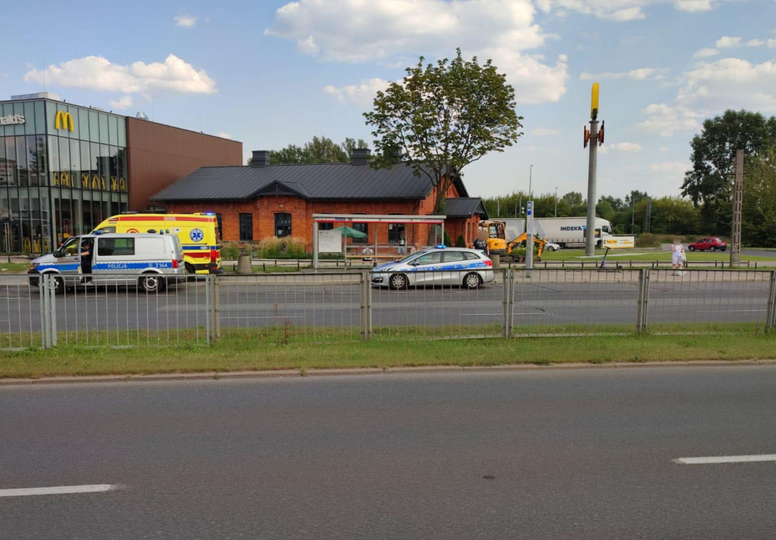 Krwawa rzeźnia w miejskim autobusie na warszawskim Targówku. 18-latka wpadła w dziki szał