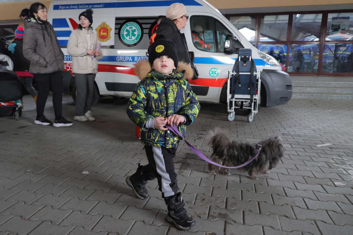 Ukraińscy uchodźcy oczekujący na pomoc na dworcu w Przemyślu