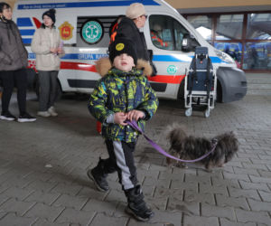 Ukraińscy uchodźcy oczekujący na pomoc na dworcu w Przemyślu