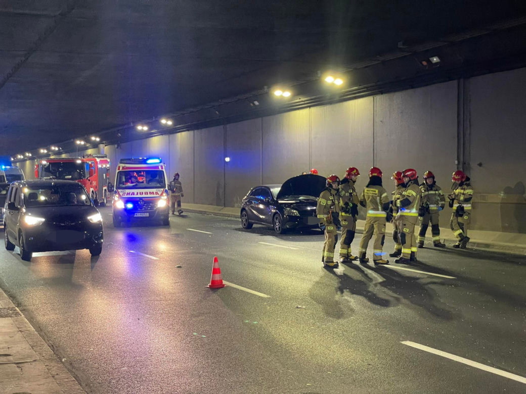 Gigantyczne utrudnienia w tunelu! Trzy osoby ranne. Makabra na Wybrzeżu Kościuszkowskim