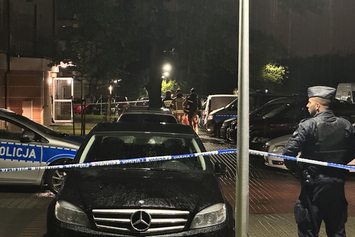 Ewakuacja mieszkańców. Blok otoczył kordon policji. „W jednym mieszkaniu słychać było strzały”