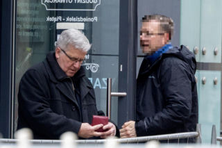 Bronisław Komorowski gnał do krawca z dżinsami. Po drodze złamał prawo!