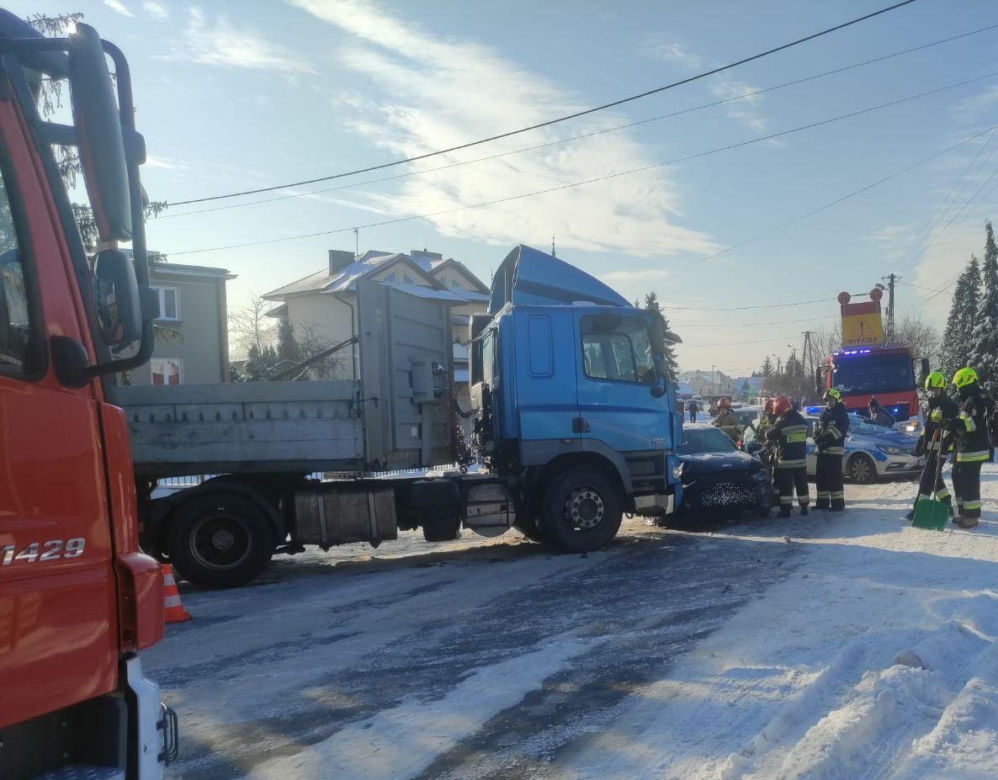 Wola Rzędzińska. Zderzenie ciężarówki z osobowym audi