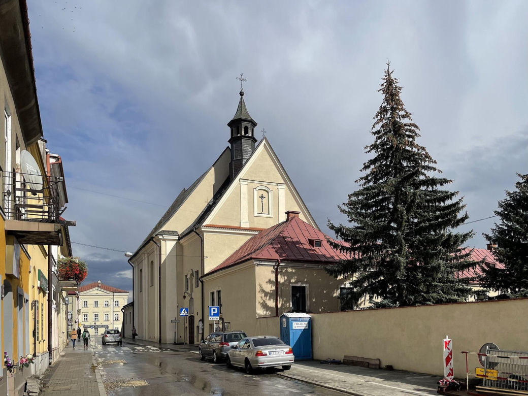 Widok na kościół z ulicy Bernardyńskiej