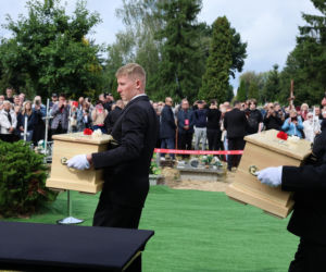 Szok po tragedii w Łodzi. Dziesięć malutkich trumienek na pogrzebie. Tego widoku nie da się wyrzucić z głowy