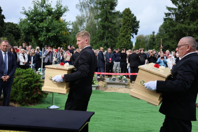Szok po tragedii w Łodzi. Dziesięć malutkich trumienek na pogrzebie. Tego widoku nie da się wyrzucić z głowy