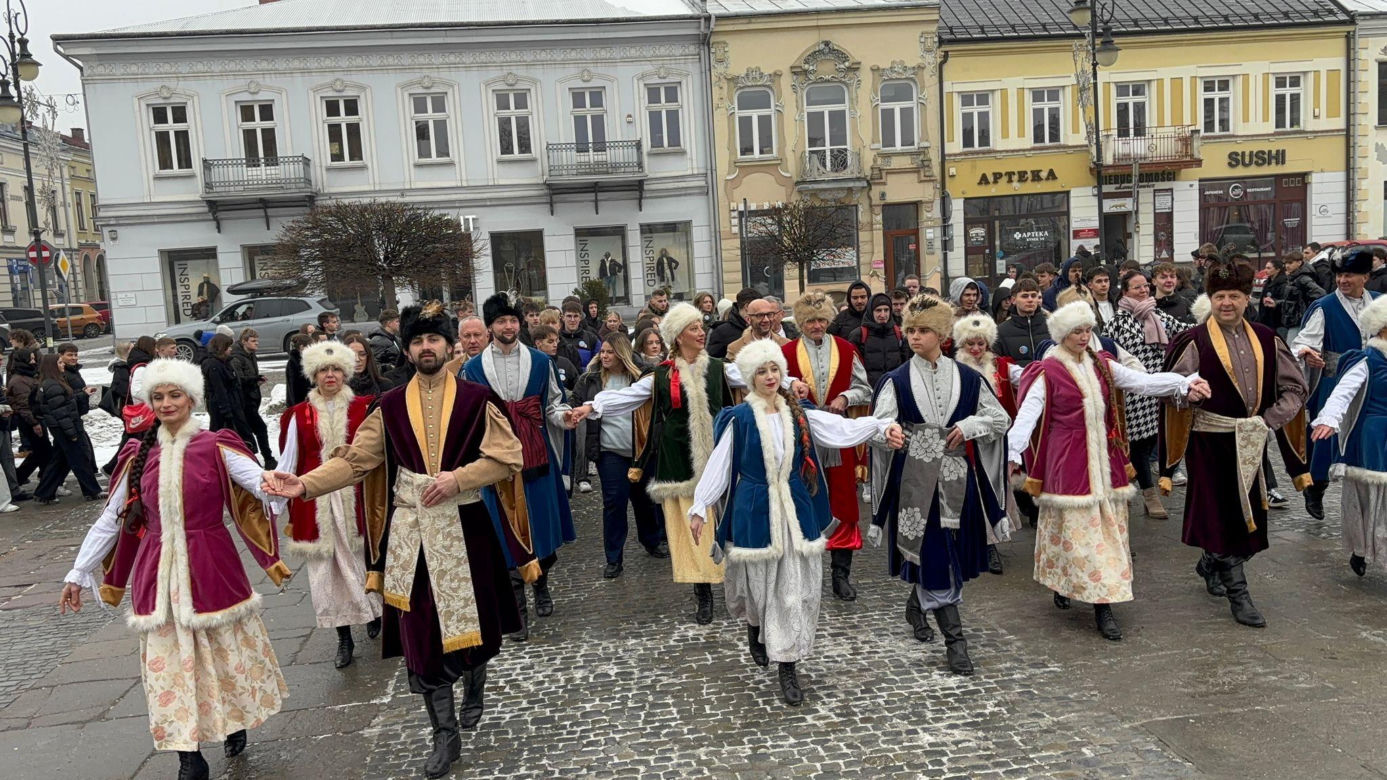 Polonez maturzystów na Rynku w Nowym Sączu