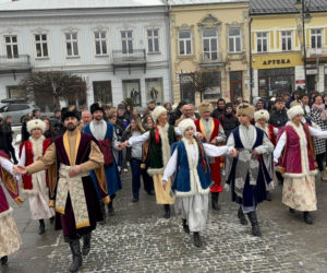 Polonez maturzystów na Rynku w Nowym Sączu